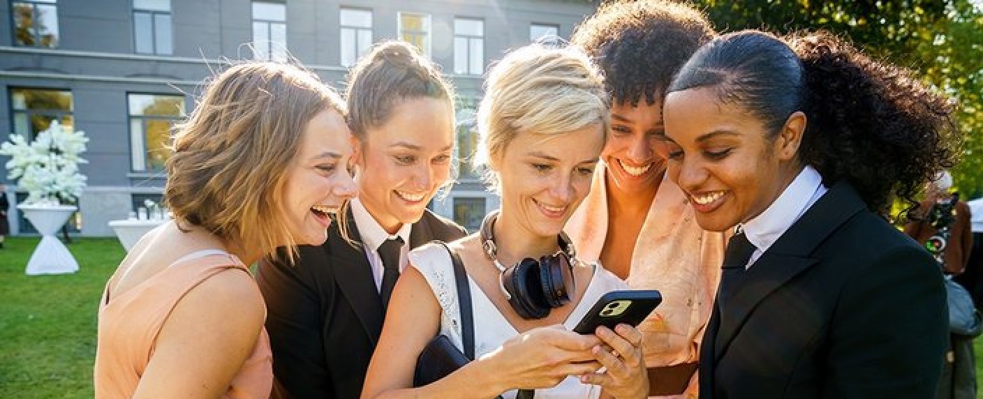 „Arcadia“: WDR und SWR drehen internationale Near-Future-Serie – Menschen leben nach Katastrophe mit Bürger-Score – Bild: WDR/​jonnydepony/​MaartenDeBouw