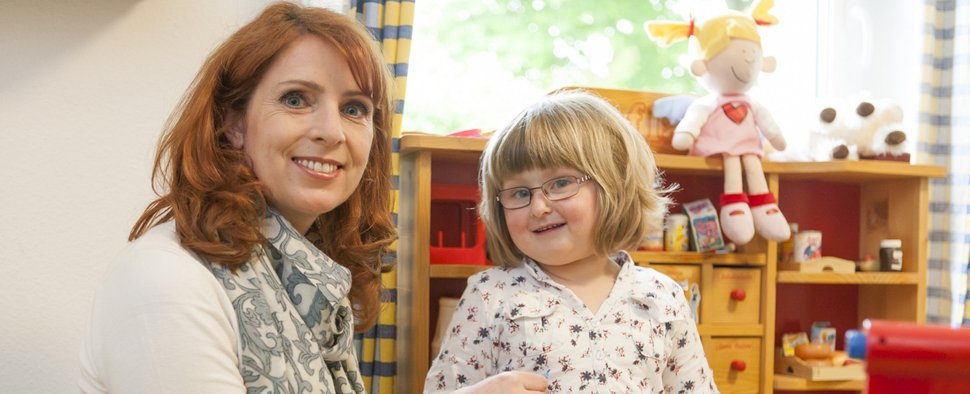 Unterwegs im Auftrag der ARD-Fernsehlotterie: Monica Lierhaus – Bild: obs/Deutsche Fernsehlotterie Unterwegs im Auftrag der ARD-Fernsehlotterie: Monica Lierhaus – Bild: obs/Deutsche Fernsehlotterie