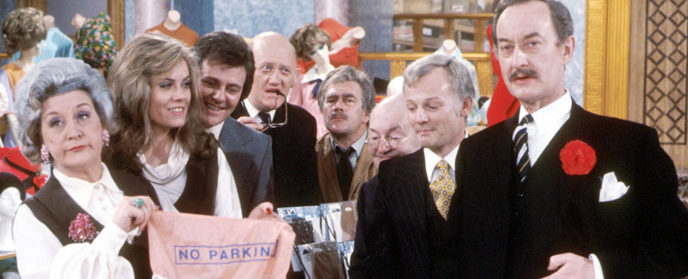 „Are You Being Served?“: BBC produziert neue Folge des Sitcomklassikers – Klassische Figuren und neue Darsteller in potentieller Pilot-Episode – Bild: BBC