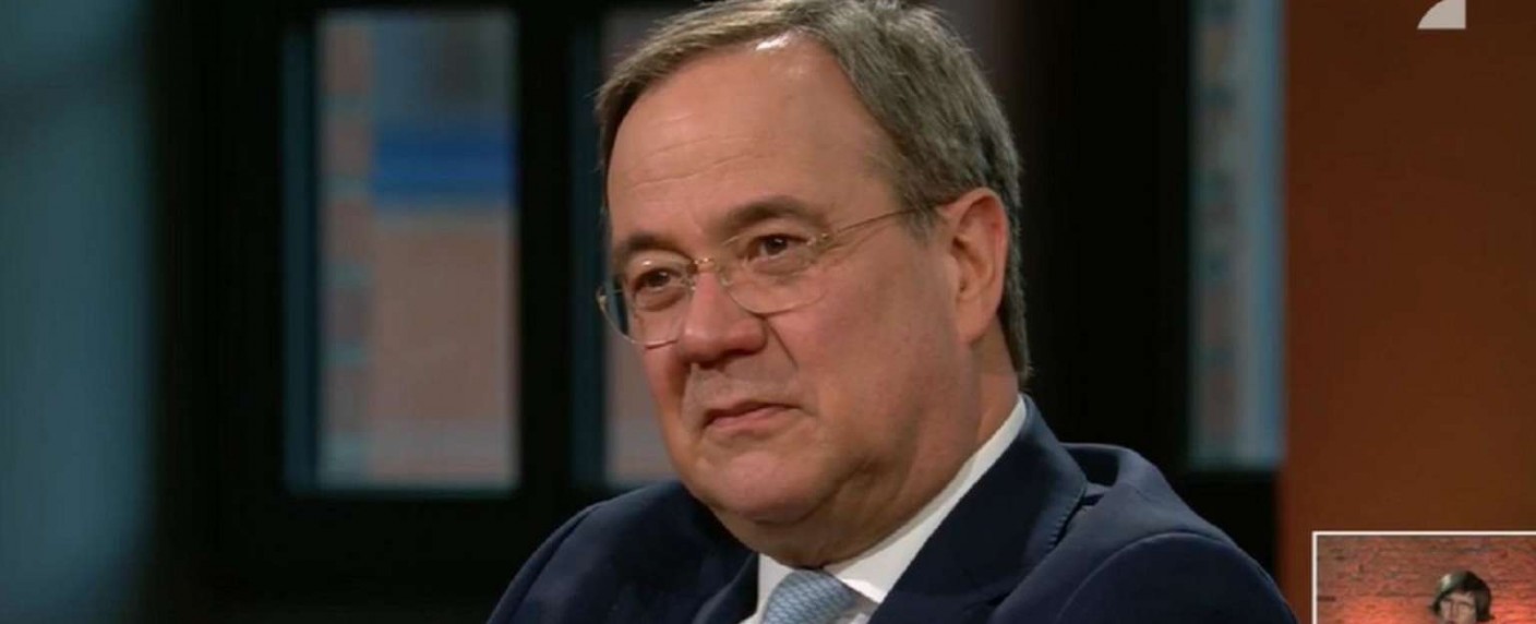 Quoten: Maues Laschet-Interview zieht auch „Young Sheldon“ in die Tiefe – „Systemsprenger“ bei Jung und Alt gefragt, VOX-„Löwen“ holen Zielgruppen-Sieg – Bild: ProSieben/​Screenshot