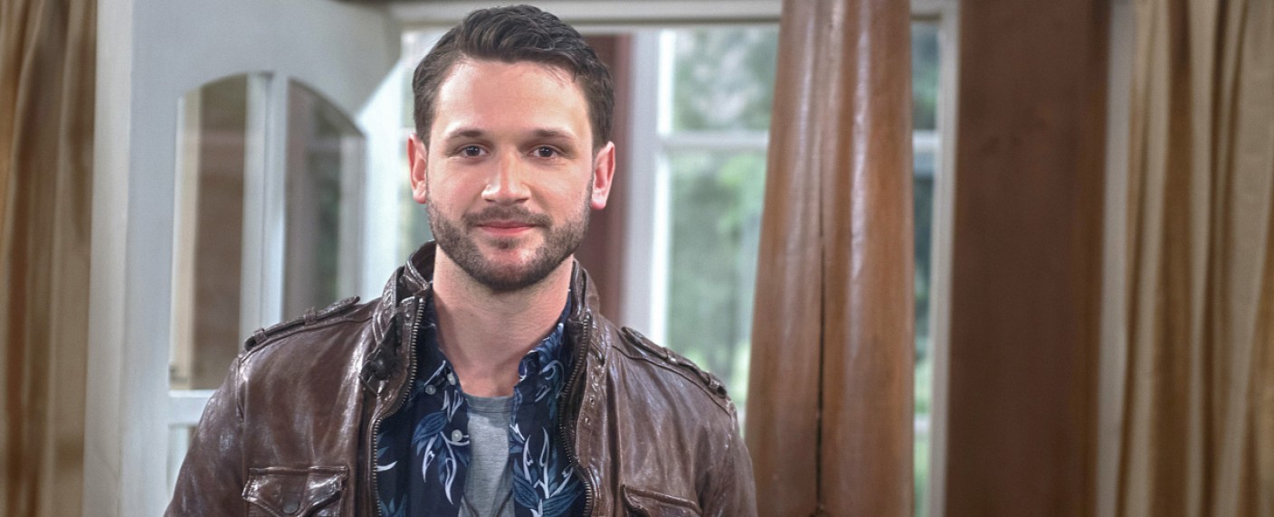 Von der „Lindenstraße“ zu „Rote Rosen“: Arne Rudolf verstärkt ARD-Telenovela – Die noble Flickenschild-WG erhält prominenten Zuwachs – Bild: ARD/​Nicole Mantey