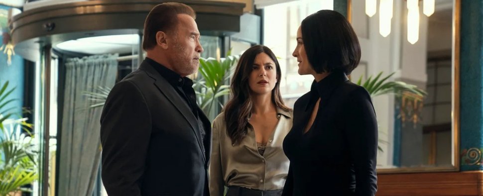 (v. l. n. r.) Arnold Schwarzenegger, Monica Barbaro und Carrie-Anne Moss in der zweiten „FUBAR“-Staffel – Bild: Netflix