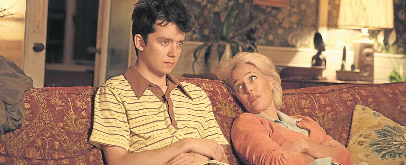 „Sex Education“: Trailer zur neuen Netflix-Comedy mit Gillian Anderson – Sohn einer Sexualtherapeutin berät ab Januar Mitschüler – Bild: Netflix