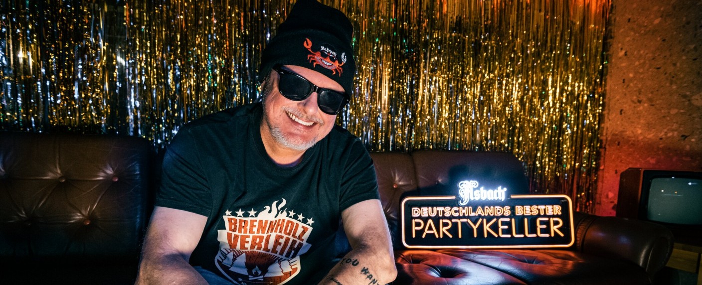 Markus Krebs sucht bei Kabel Eins „Deutschlands besten Partykeller“ – Weinbrandmarke Asbach fungiert als Titelsponsor der Doku-Soap – Bild: Kabel Eins/​Julia Feldhagen