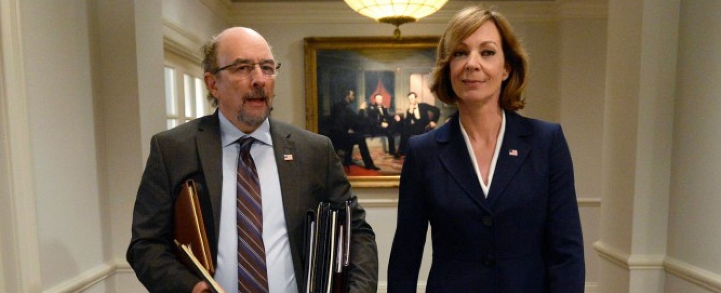 „Mom“: Kleine „West Wing“-Reunion dank Richard Schiff – Wieder gemeinsam mit Allison Janney vor der Kamera – Bild: Darren Michaels/​Warner Bros.