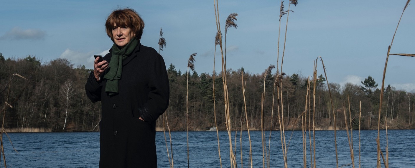 Quoten: „Bella Block“ verabschiedet sich mit Tagessieg – „DSDS“ mit Negativrekord, Henssler stoppt den Abwärtstrend – Bild: ZDF/​Hardy Brackmann