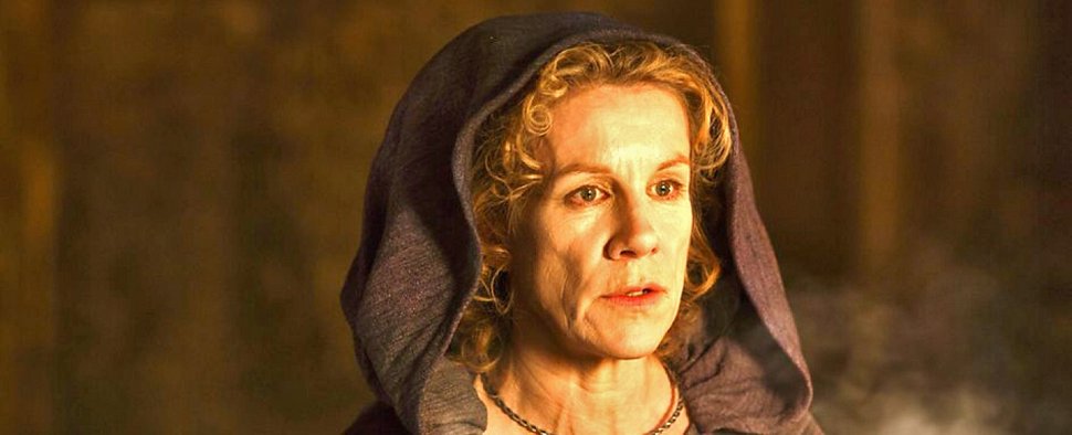 Juliet Stevenson weissagt als Orakel in „Atlantis“ und grübelt jetzt für die BBC über Eheprobleme und Morde in „One of Us“ – Bild: BBC