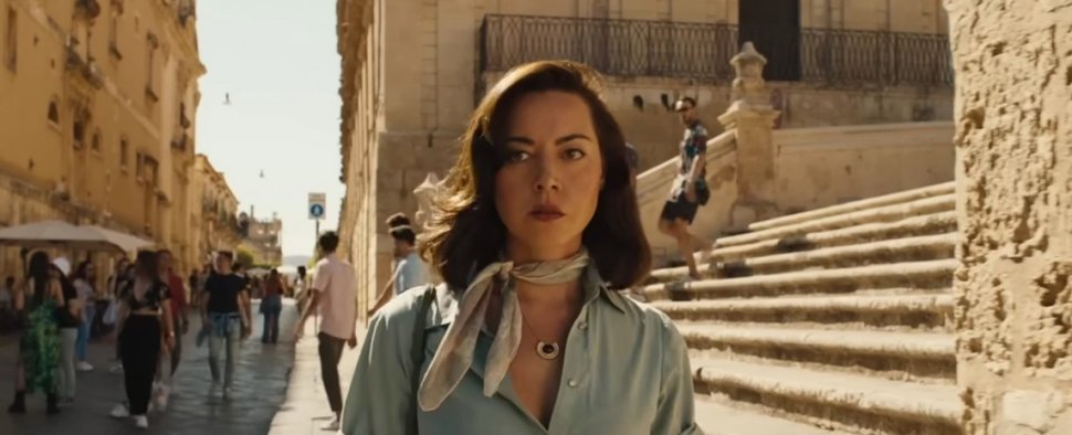 Aubrey Plaza in der zweiten Staffel von „The White Lotus“ – Bild: YouTube/Screenshot