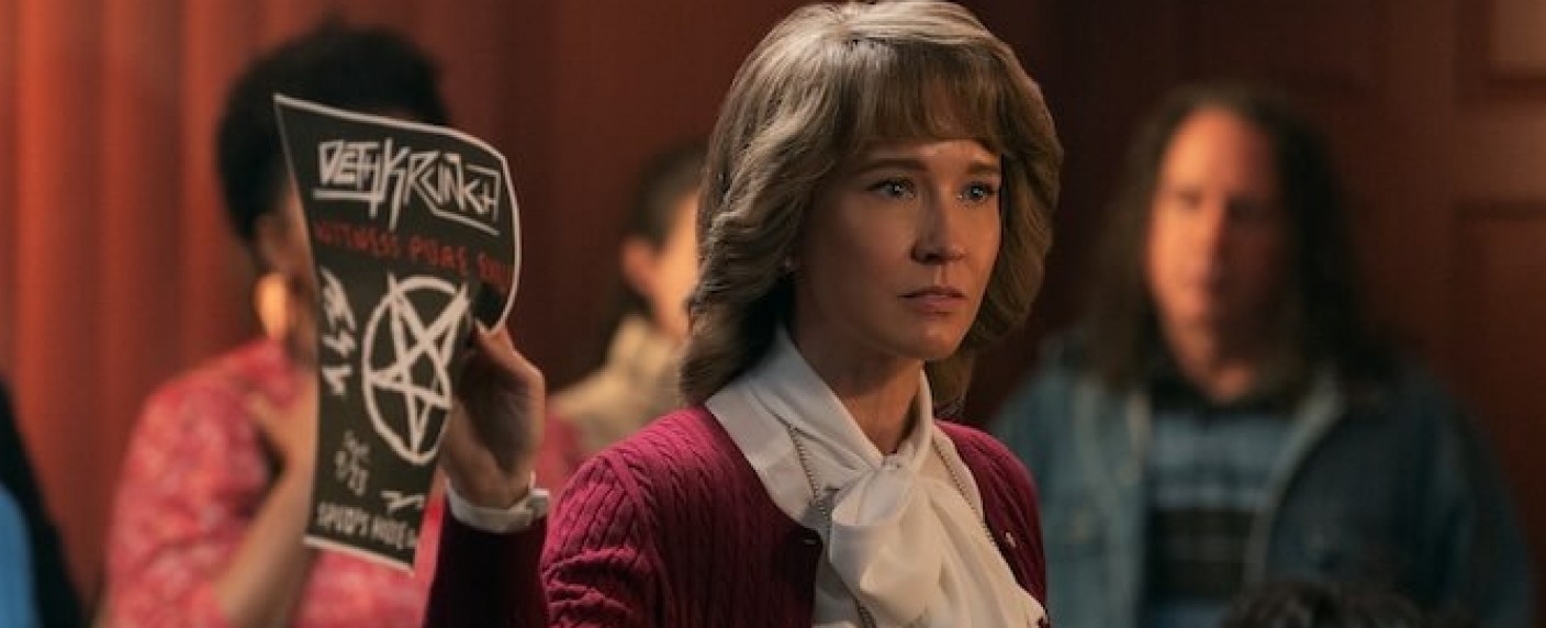 [UPDATE] „Hysteria!“: Julie Bowen („Modern Family“) und die „Satanic Panic“ in neuem Trailer – Massenhysterie sucht US-Vorstadt heim – Bild: Peacock