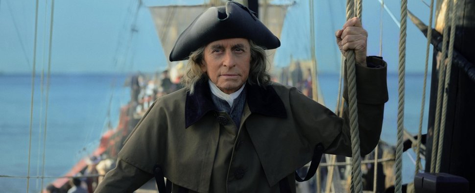 Auf dem Atlantik zwischen Frankreich und der Neuen Welt: Benjamin Franklin (Michael Douglas) auf seiner schwierigsten Mission. – Bild: AppleTV+
