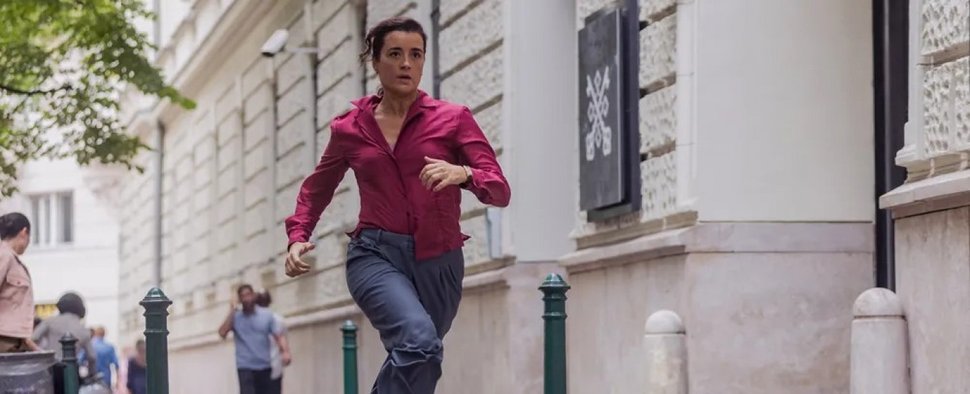 Auf der Flucht oder auf der Jagd? Ziva (Coté de Pablo) in „NCIS: Tony & Ziva“ – Bild: Marcell Piti/Paramount+