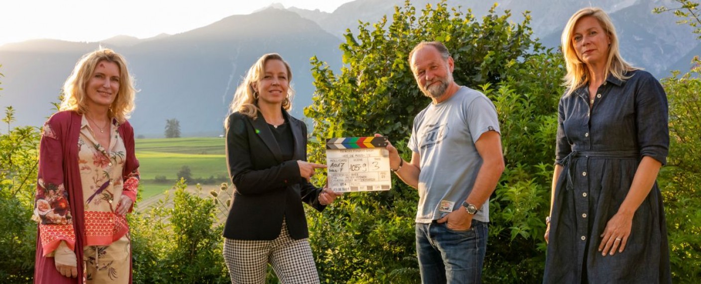 „Aus die Maus“: Nina Proll in neuer Comedyserie von „Vorstadtweiber“-Macher – Gescheiterter TV-Star wird unfreiwillig zu Tierbestatterin – Bild: ServusTV/​Heinz Laab