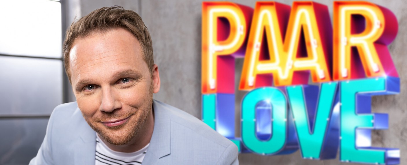 „Paar Love“: Ralf-Schmitz-Show mit neuem Titel auf neuem Sendeplatz – „Halbpension mit Schmitz“ sorgt für doppelte Schmitz-Dosis – Bild: Sat.1/​Boris Breuer