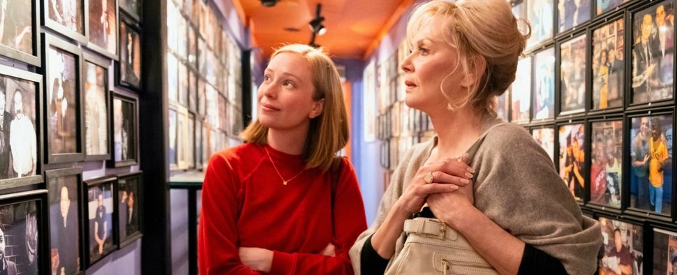 Ava (Hannah Einbinder) und Deborah (Jean Smart) inmitten von Erinnerungen an Comedy-Größen in „Hacks“ – Bild: HBO Max