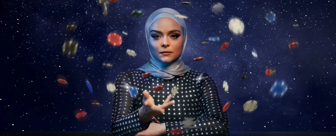 Neu im ZDF: „High Stakes“ stellt Muslima im Poker-versum vor – Review – Erste Frau mit Kopftuch als Serien-Protagonistin – Bild: ZDF/​Mario Stumpf