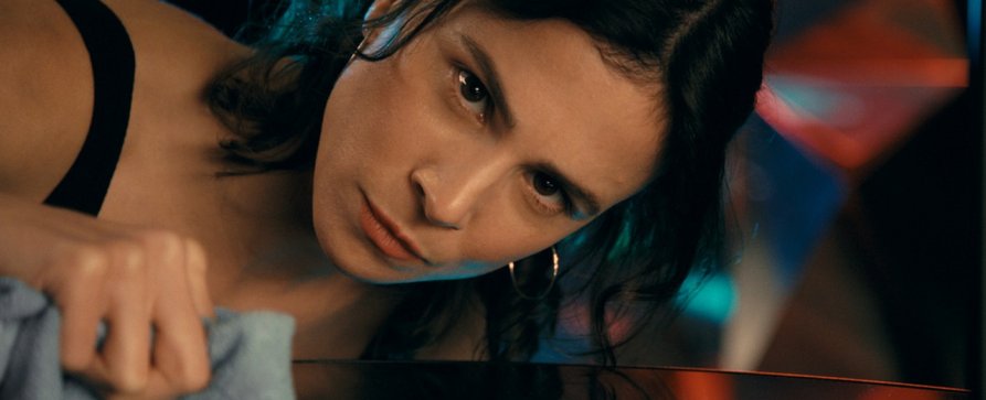 „Die Putzfrau“: Aylin Tezel wandelt für ZDFneo auf den Spuren von „The Cleaning Lady“ – Ehemalige Medizinstudentin wird in Notlage zur Tatortreinigerin für Verbrecherfamilie – Bild: ZDF/Lars Petersen „Die Putzfrau“: Aylin Tezel wandelt für ZDFneo auf den Spuren von „The Cleaning Lady“ – Ehemalige Medizinstudentin wird in Notlage zur Tatortreinigerin für Verbrecherfamilie – Bild: ZDF/Lars Petersen