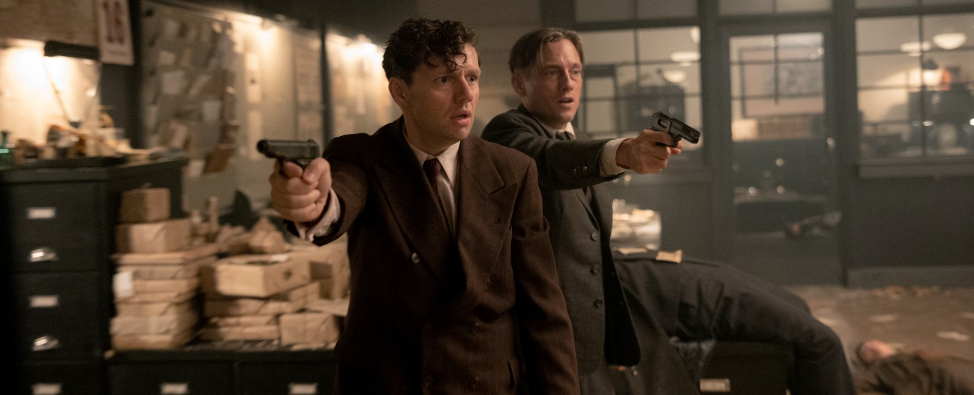 Quoten: „Babylon Berlin“ fällt auf Allzeit-Tief, „Sommerhaus“ steigert sich – Bud Spencer und Terence Hill punkten bei Jung und Alt – Bild: Frédéric Batier/​X Filme Creative Pool/​SKY/​ARD Degeto