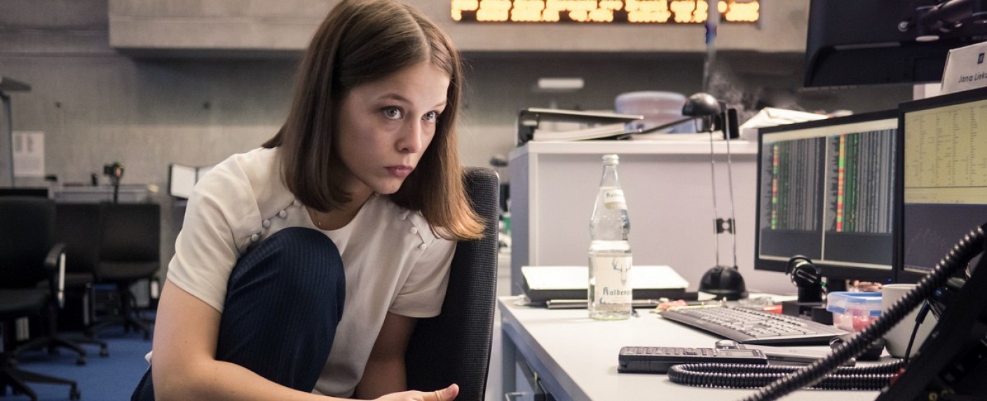 Arte-Programmpräsentation mit Serienhighlights, Dokus und Film – Serienangebot mit „Bad Banks“, „Ich liebe euch!“, „Jordskott“ und „Der Fluss“ – Bild: ZDF/​Sammy Hart