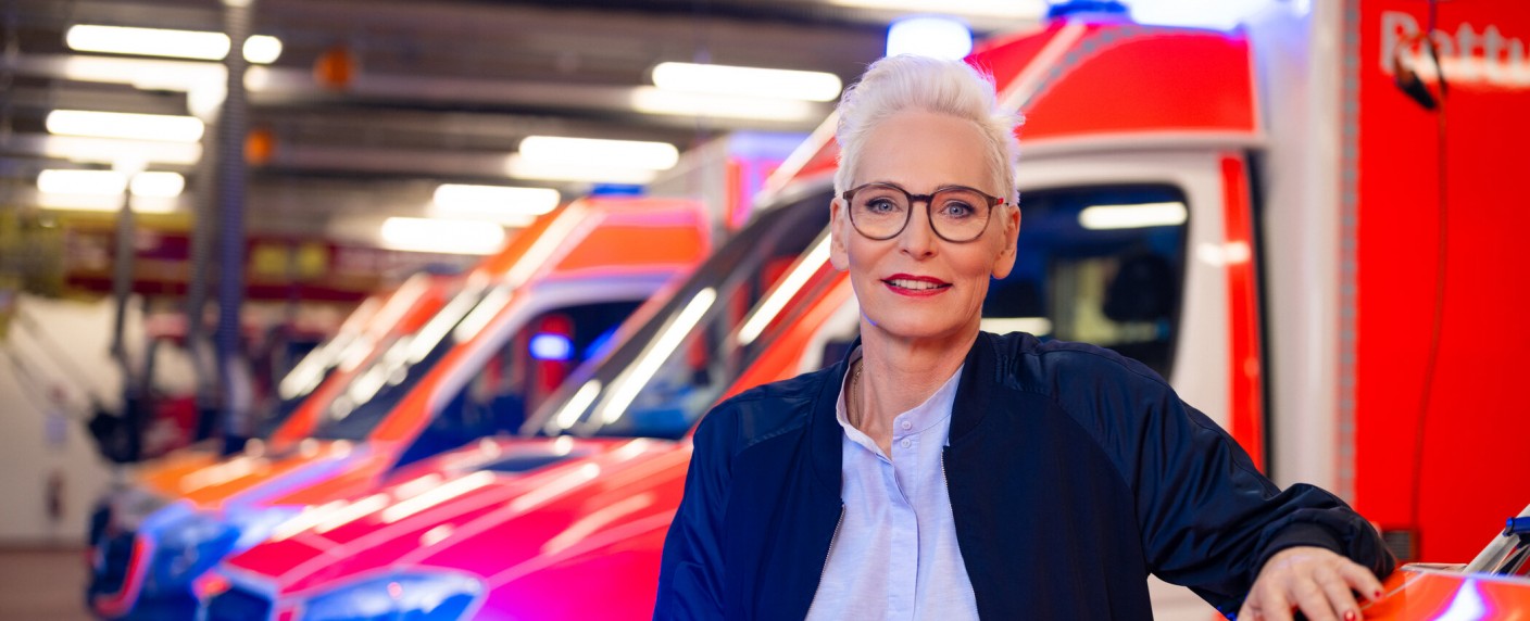 Sat.1-Überraschung: Bärbel Schäfer präsentiert täglichen „Notruf“ – Neuauflage für Reality-Klassiker mit früherer Daily-Talkerin – Bild: Sat.1/​Willi Weber