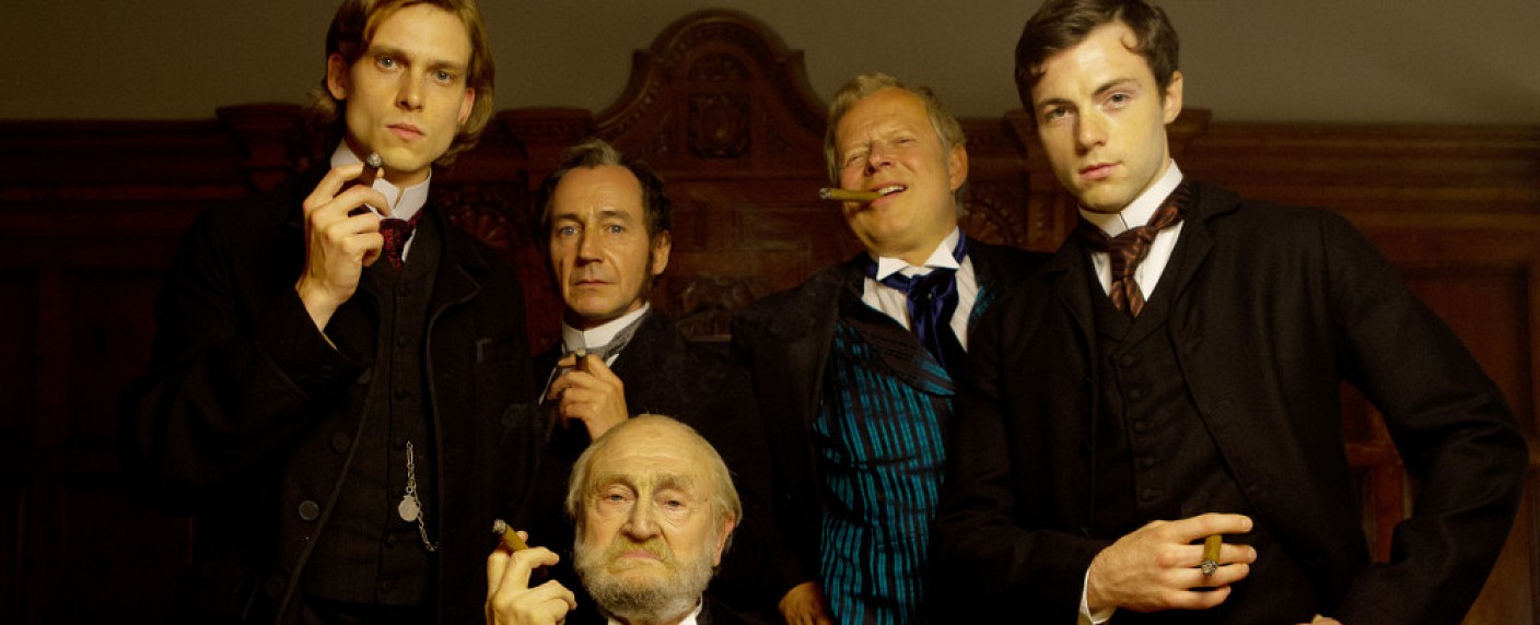 „Die Pfeiler der Macht“ nach Bestseller von Ken Follett läuft im Januar im ZDF – Zweiteiler ergänzt Erfolgsproduktionen wie „Die Säulen der Erde“ auf Sat.1 – Bild: ZDF/​Patrick Redmond