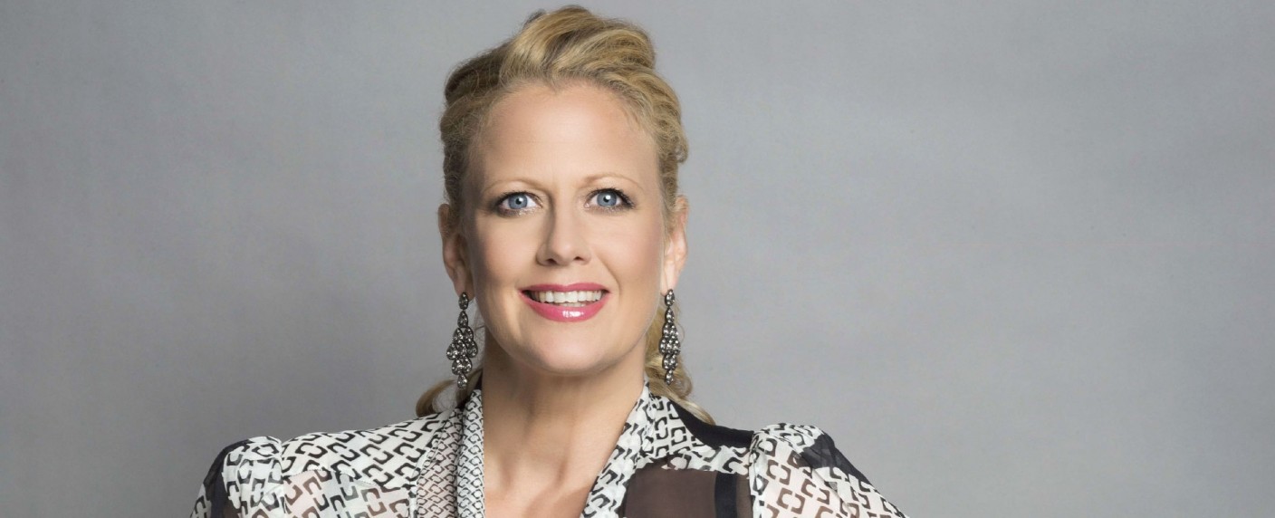Barbara Schöneberger moderiert den Deutschen Fernsehpreis 2021 – Gala findet als Open-Air-Show statt – Bild: TVNOW/​Stephan Pick