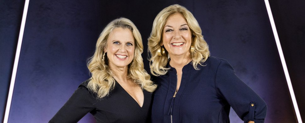 Barbara Schöneberger und Bettina Tietjen (v. l.) moderieren heute die Talkshow im NDR – Bild: NDR/Thomas Kierok