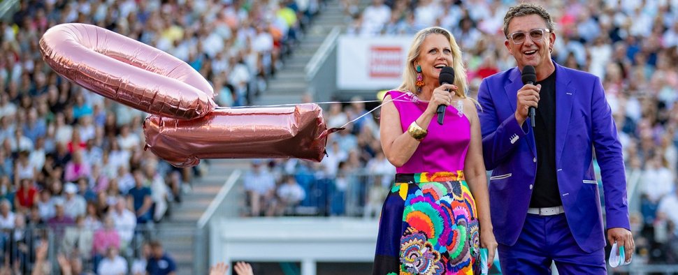 Barbara Schöneberger und Hans Sigl präsentierten die „Starnacht am Wörthersee“ – Bild: MDR/ORF/Peter Krivograd