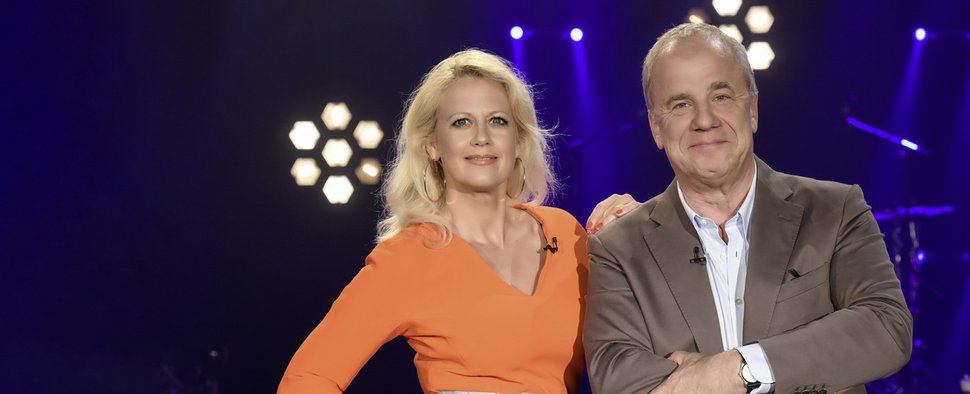 Barbara Schöneberger und Hubertus Meyer-Burckhardt moderieren die „NDR Talk Show“ – Bild: NDR/Uwe Ernst