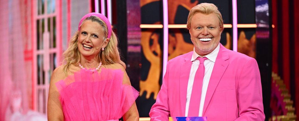 Barbara Schöneberger und Stefan Raab als Barbie und Ken in „Wer weiß wie wann was war?“ – Bild: RTL/Raab Entertainment/Willi Weber