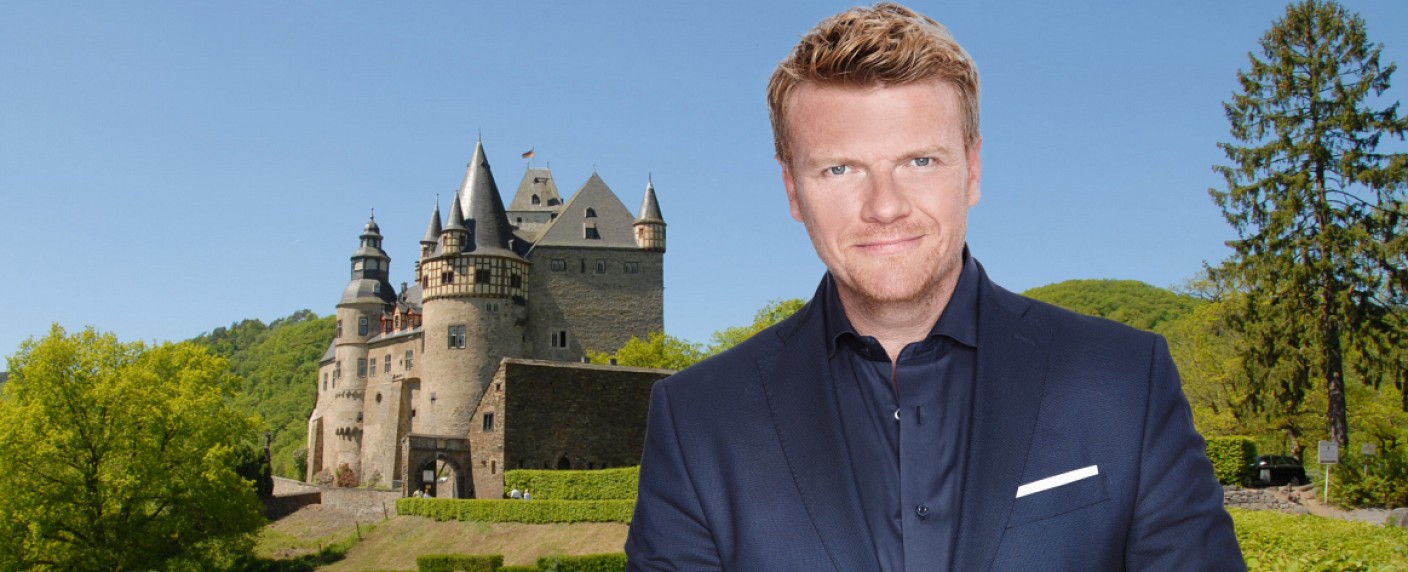 ZDF testet Schlösser-Quiz „Gut geschätzt gewinnt“ – Ex-„Caught In The Act“-Mitglied Bastiaan Ragas moderiert – Bild: obs/​ZDF/​H.-J. Nitschmann, N. van Ormondt