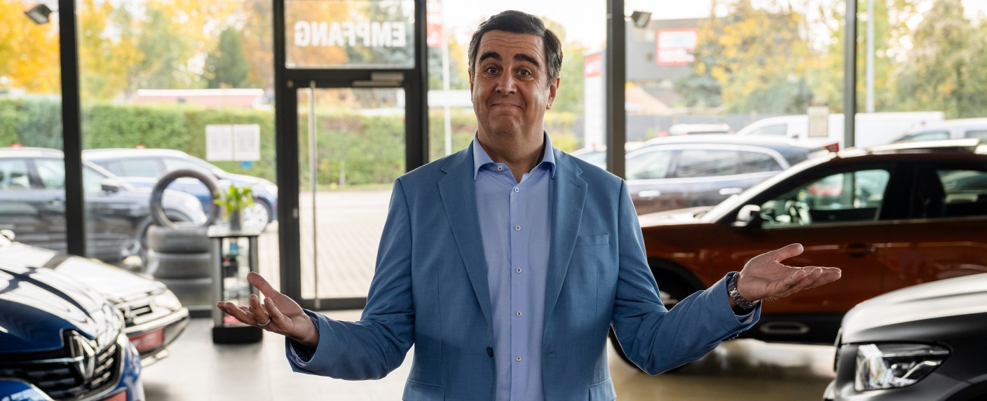 Bastian Pastewka im Interview: „Ich persönlich schummle permanent vor der Kamera“ – Über „Alles gelogen“, „Perfekt verpasst“, Anke Engelke, Fernsehen und Krimi-Hörspiele – Bild: ZDF/​Stephan Rabold