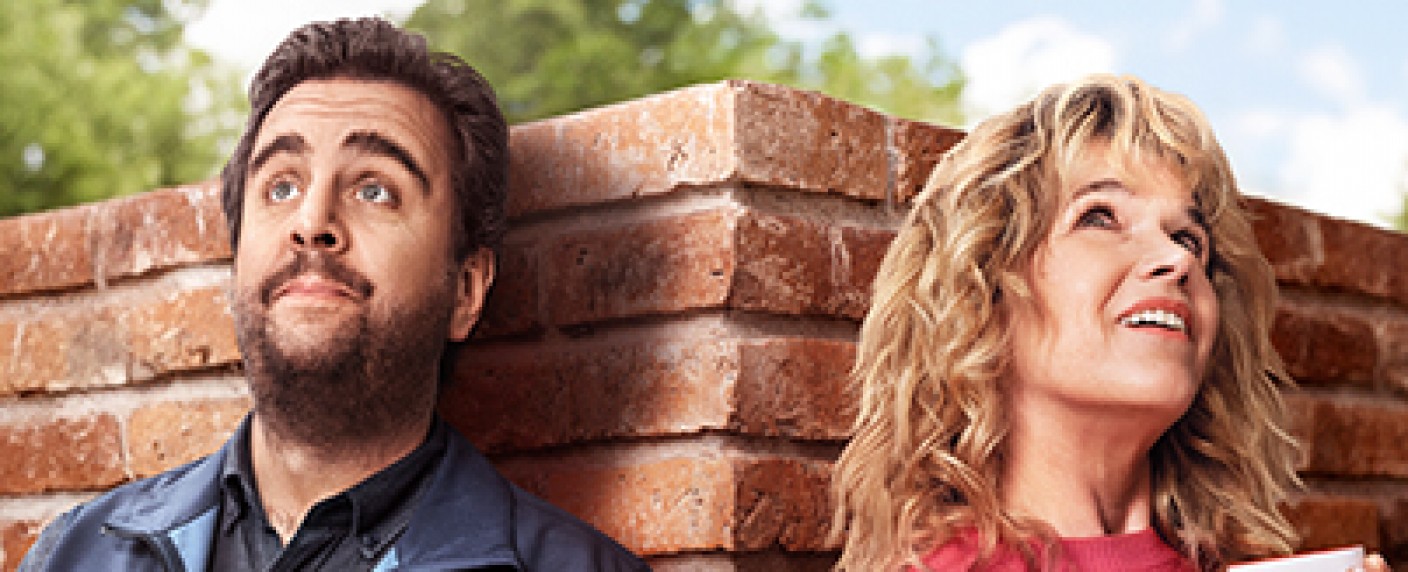 „Perfekt verpasst“: Die Chemie stimmt zwischen Engelke und Pastewka – Review – Schräge Amazon-Comedy um zwei Singles in der Krise mit gut aufgelegtem Ensemble – Bild: Amazon Prime Video