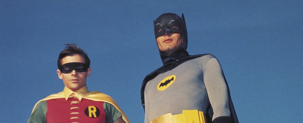 Ikonische Helden: Burt Ward als Robin und Adam West als Batman – Bild: TVNOW / © 1966 Twentieth Century Fox Film Corporation, Greenway Productions, Inc