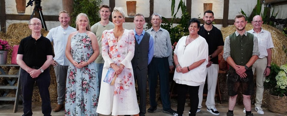 Inka Bause mit den Bauern der 21. Staffel – Bild: RTL/Stefan Gregorowius