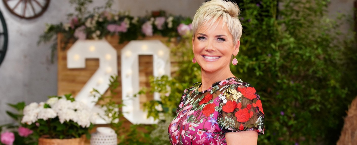 „Bauer sucht Frau“: RTL-Show feiert rundes Jubiläum – Inka Bause heißt demnächst wieder neue Bäuerinnen und Bauern willkommen – Bild: RTL/​Stefan Gregorowius