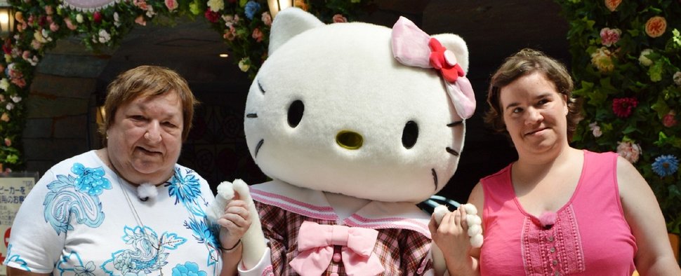 Irene (l.) und Beate (r.) mit Hello Kitty (m.) – Bild: RTL