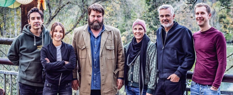 „Behringer und die Toten“: (v. l.) Alexander Costea, Cosima Henman, Antoine Monot, Berit Walch, Jobst Benthues und Florian Jochum – Bild: RTL/Behrus Yazdanfar