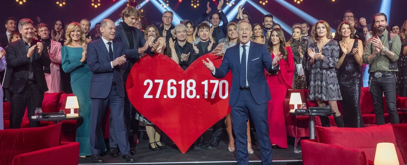 Quoten: „Ein Herz für Kinder“ und „Duell um die Welt“ machen „Supertalent“ platt – Sat.1 punktet mit „Dumbo“, Verluste für „Ein Hauch von Amerika“ – Bild: Sascha Baumann/​Ein Herz für Kinder