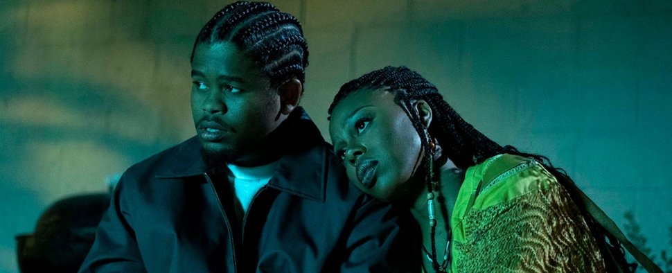 Bekannt aus „Snowfall“: Isaiah John als Leon Simmons und Gail Bean als Wanda – Bild: Hulu