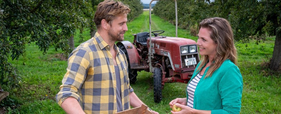Beke Rieper (Felicitas Woll) fühlt sich in der Nähe von Paul Harms (Steve Windolf) wohl – Bild: ZDF/Boris Laewen