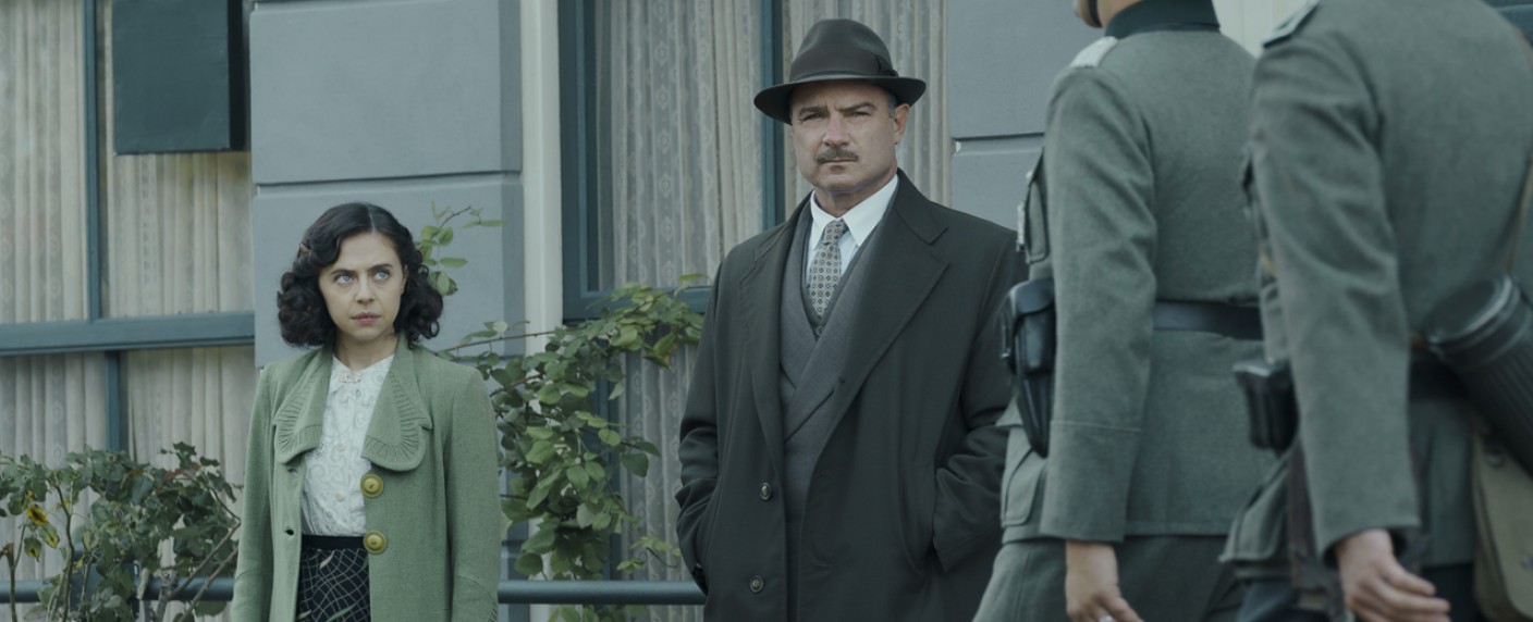 Anne-Frank-Miniserie „Ein Funken Hoffnung“ findet Starttermin bei Disney+ – Dramaserie mit Liev Schreiber („Ray Donovan“) und Bel Powley („The Morning Show“) – Bild: National Geographic/​Disney