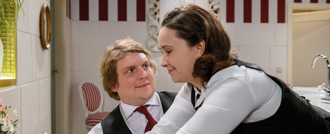 „Sturm der Liebe“: Franz-Xaver Zeller kommt als Möchtegern-Herzensbrecher – Tollpatschiger Hotelangestellte auf der Suche nach der Liebe – Bild: ARD/​Christof Arnold