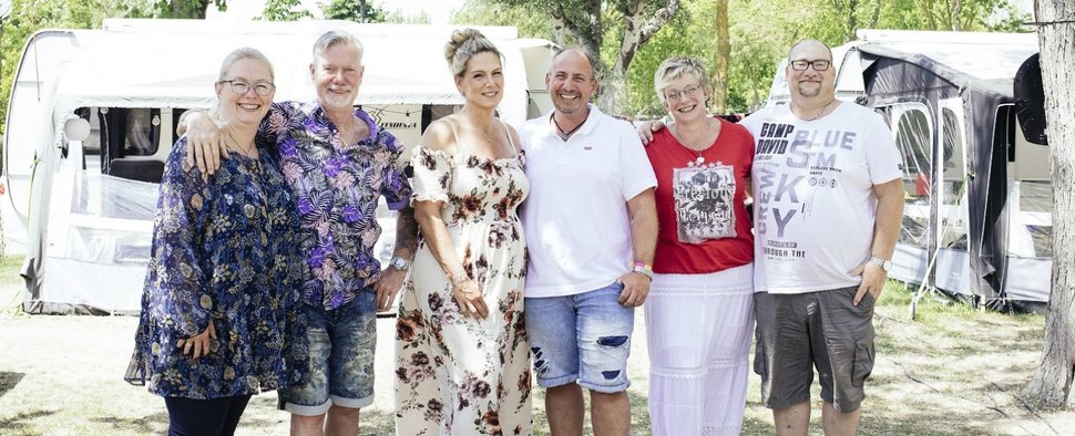 „Bella Italia“: (v. l. n. r.) Bianca, Horst, Nicole, Sascha, Jacky und Micha melden sich zurück – Bild: RTL Zwei/Severin Schweige