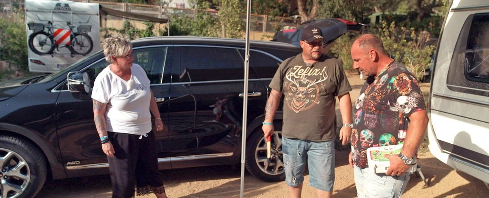 „Bella Italia“: Die Camping-Clique um Jacky (l.), Mike und Sascha (r.) sind zurück – Bild: RTL Zwei/Story House Productions
