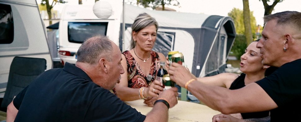 „Bella Italia“: Nicole und Sascha Fingerhuth sind mit ihren Freunden zurück auf dem Campingplatz – Bild: RTL Zwei