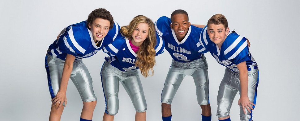 „Bella & The Bulldogs“: Jack Radinsky, Brec Bassinger, Tyson Stewart und Newt (James „Buddy“ Handleson – Bild: Nickelodeon
