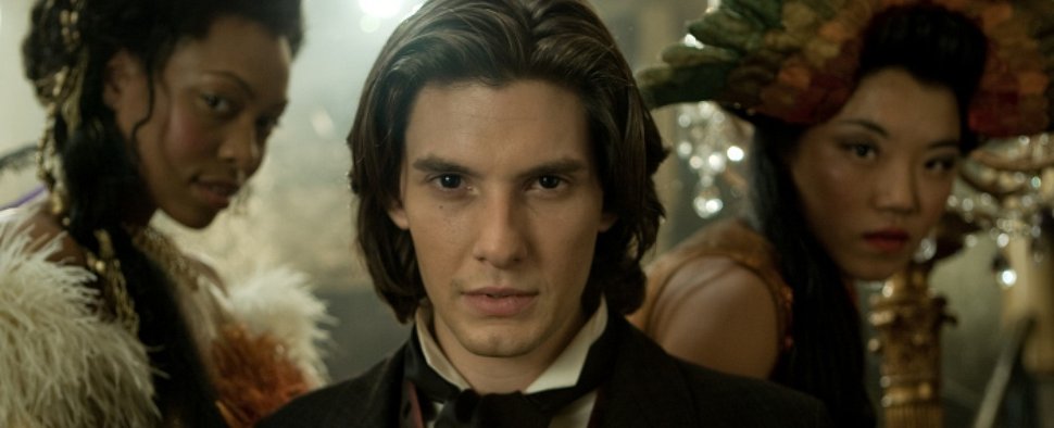 Ben Barnes (M.) als Dorian Grey im Film „Das Bildnis des Dorian Grey“ – Bild: Fragile Films