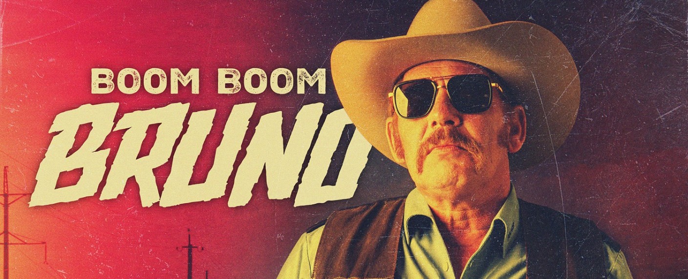 [UPDATE] „Boom Boom Bruno“-Trailer: Ben Becker als ätzender Chauvi-Polizist in neuer Crimedy – Deutschlandpremiere für Serie um aus der Zeit gefallenen Möchtegern-Sheriff – Bild: Turner Broadcasting System Europe Limited – a Warner Bros. Discovery Company /​ Odeon Fiction GmbH