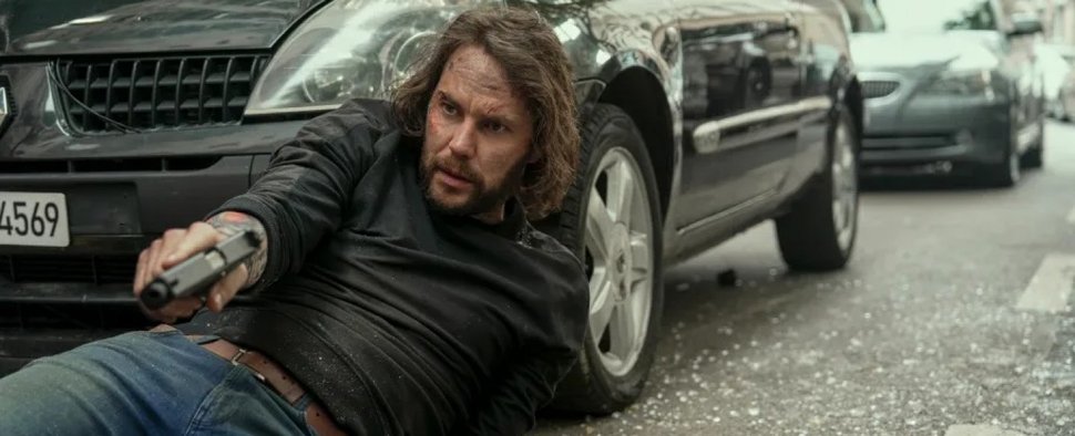 Ben Edwards (Taylor Kitsch) im Einsatz – Bild: Amazon Prime Video/Attila Szvacsek
