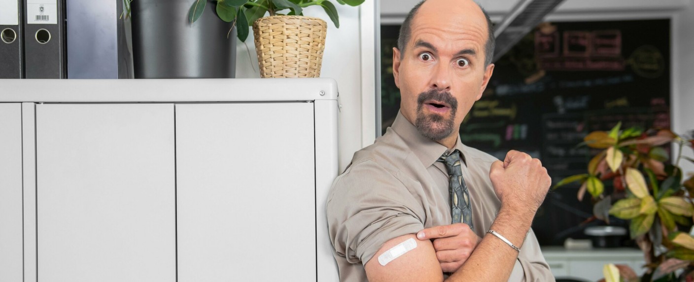 „Stromberg“: Impfkampagne mit Christoph Maria Herbst startet – Schauspieler schlüpft für den guten Zweck noch einmal in seine Paraderolle – Bild: Brainpool TV GmbH/​Banijay Live Artist Brand